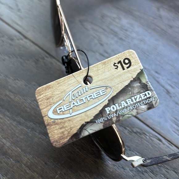 Realtree Polarized 100% UVA/UVB protection sunglasses, camo print arm,gold frame - Picture 9 of 11